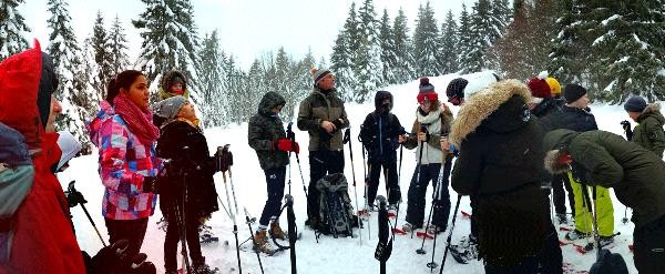 Schulklasse beim Schneeschuhwandern im Winter. (Foto: S. Kanis)