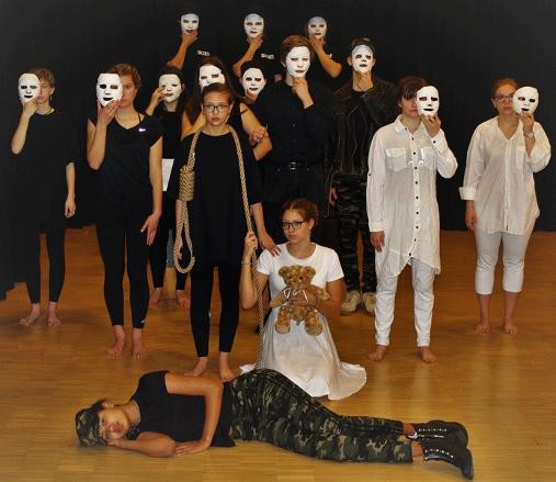 Schülerinnen und Schüler bei einer Theateraufführung von Antigones Traum (Foto: Rotteck-Gymnasium)