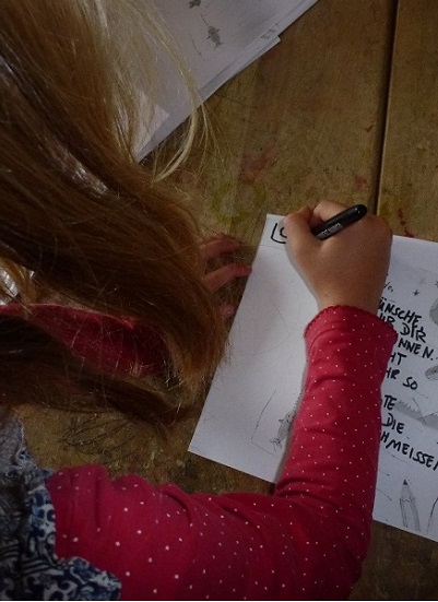 Ein Mädchen schreibt einen Brief an die Erde.