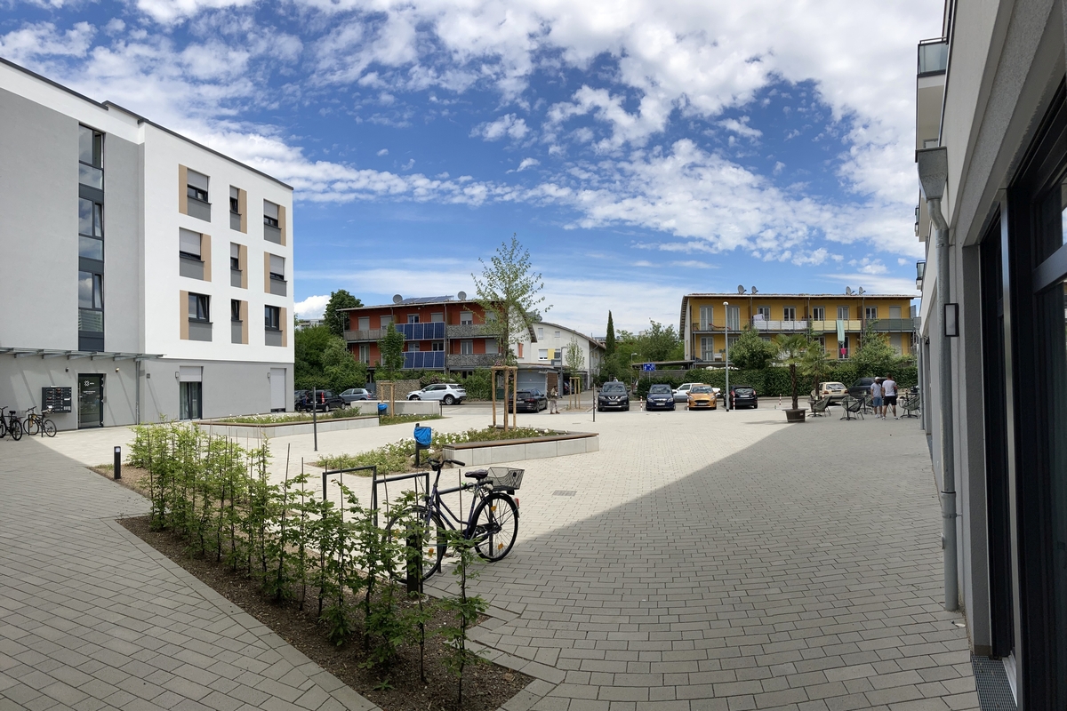 Neuer Quartiersplatz mit öffentlichen Sitzgelegenheiten (Foto: Stadt Freiburg)
