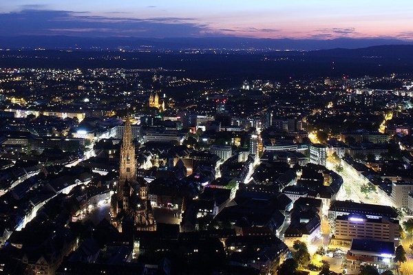 Innenstadt bei Nacht vom Schloßberg aus fotografiert