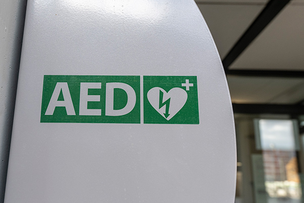 Symbol für Defibrillator: AED und ein Herz mit Stromzeichen