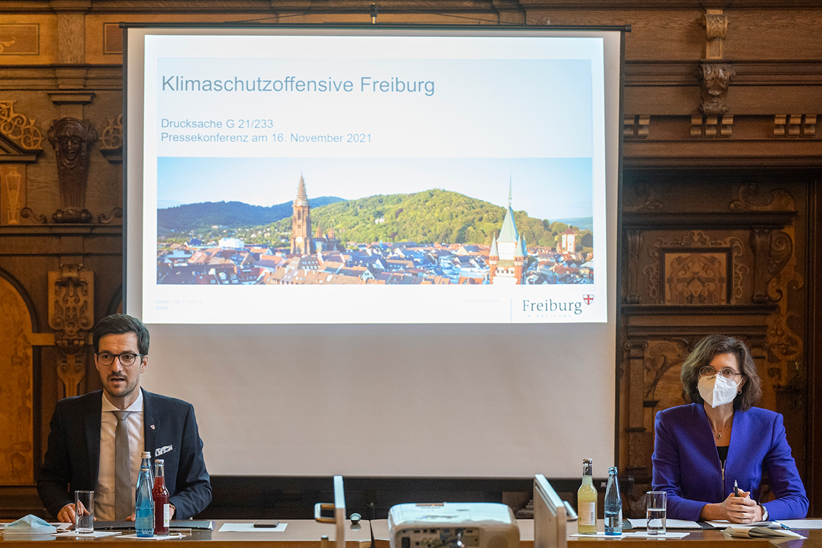 Oberbürgermeister Horn und Umweltbürgermeisterin Buchheit vor einer Präsentation zur Klimaschutzoffensive der Stadt Freiburg