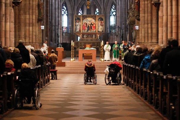 Rund 300 Menschen mit und ohne Behinderung nahmen am Gottesdienst teil.
