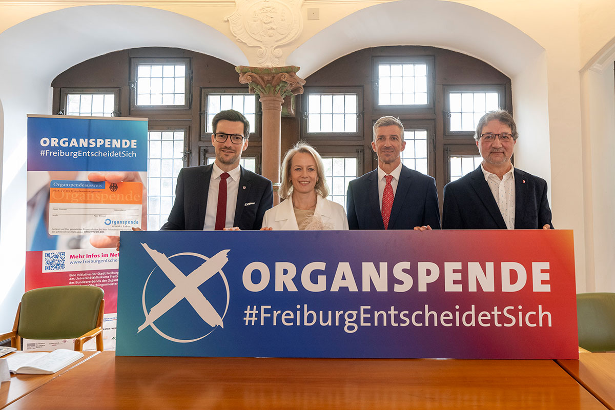 Martin Horn, Christina Schleicher, Frederik Wenz und Burkhard Tapp halten ein Schild zur Organspendeaktion #Freiburgentscheidetsich 