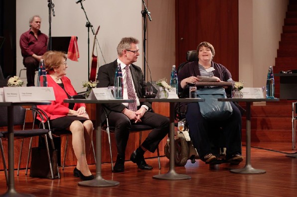 Diskussion über den Aktionsplan Inklusion mit Bürgermeister Ulrich von Kirchbach, Dr. Ellen Breckwoldt (Vorsitzende des Stadtseniorenrates Freiburg e.V.) und Sarah Baumgart (Behindertenbeauftragte der Stadt Freiburg).​