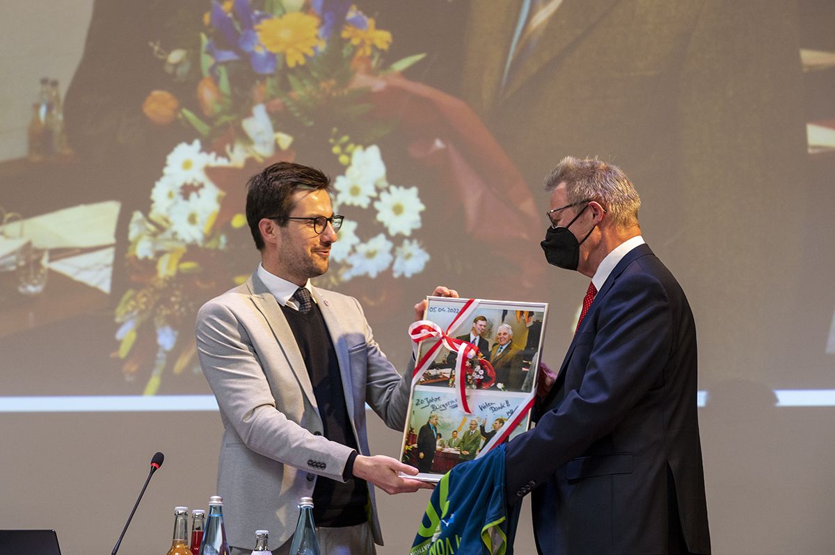 Oberbürgermeister Martin Horn übergibt ein Geschenk an den Ersten Bürgermeister Ulrich von Kirchbach