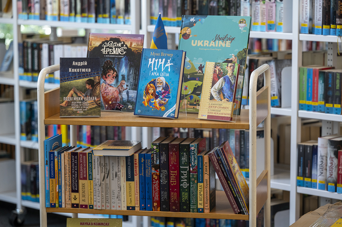 Ukrainische Bücher in einem Regal