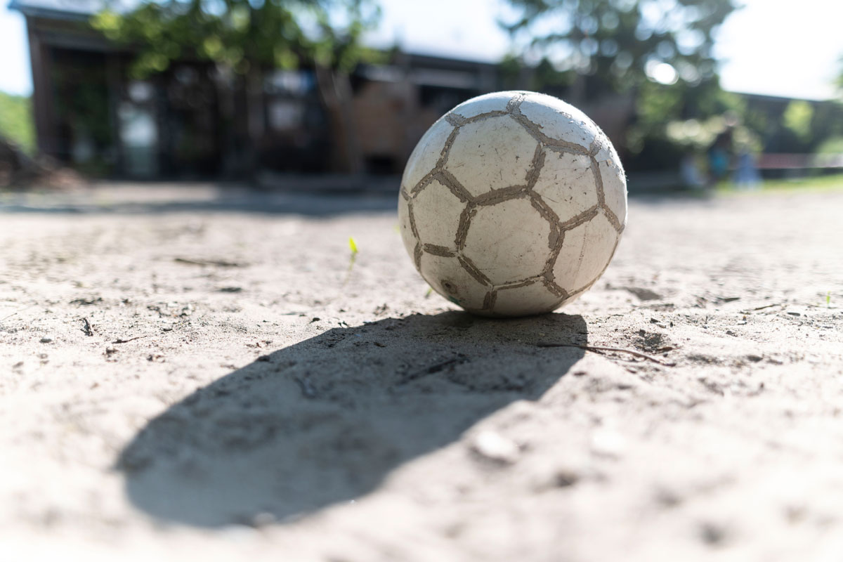 Ein Fußball liegt auf einem Bolzplatz (Symbolbild)