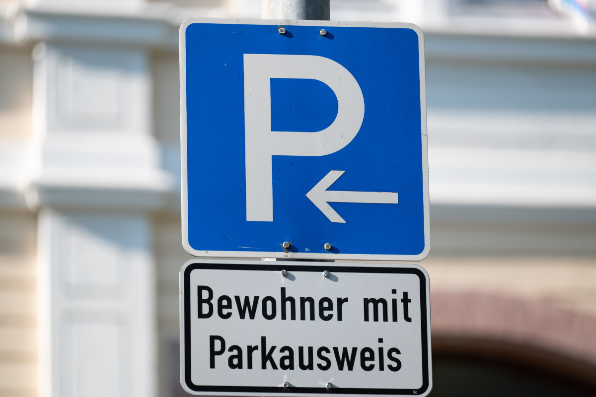 Blaues Parkschild mit dem Zusatz "Bewohner mit Parkausweis"
