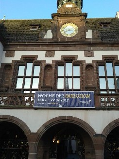 Banner am Rathausbalkon
