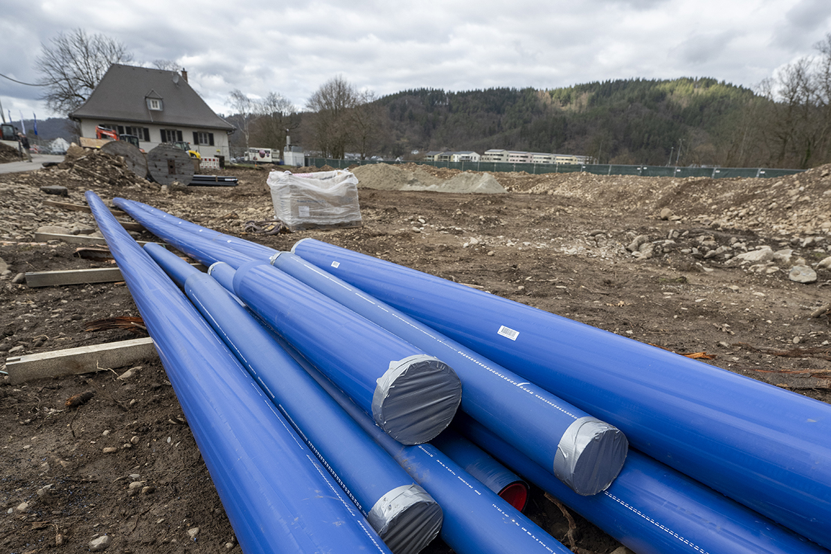 Blaue Wasserleitungen auf Baustelle