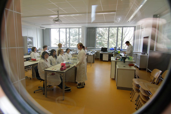 Schülerinnen und Schüler mit weißen Kitteln im Chemielabor. (Foto: A. J. Schmidt)