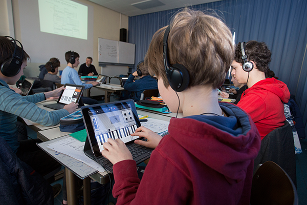 Musikunterricht heute: Neue Medien spielen im Friedrich-Gymnasium eine große Rolle im Unterricht. (Foto: A. J. Schmidt)