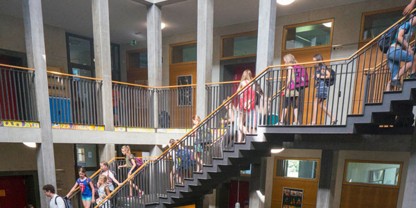 Schülerinnen und Schüler im Treppenhaus des Kepler-Gymnasiums. (Foto: A. J. Schmidt)
