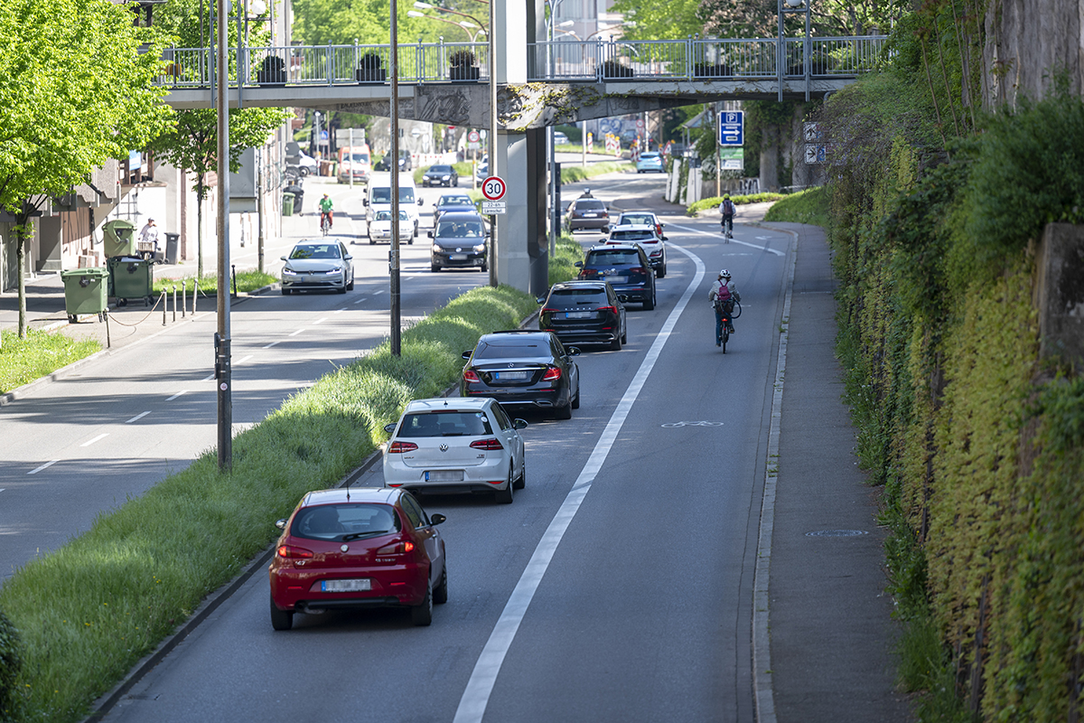 Straßenverlauf mit Autos, Fahrradweg und Fußgängerweg