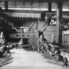 Innenansicht der Klosterschule, In: Ferrars, 1900, Burma, S. 11, *)