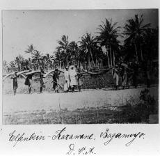 Elfenbeinkarawane in Bagamōyo, o. J., Deutsch-Ostafrika, Koloniales Bildarchiv, Universitätsbibliothek Frankfurt/Main