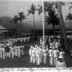 Hissung der deutschen Flagge in Samoa am 1. März 1900, Bildnr. 043-4016-08, Koloniales Bildarchiv, Universitätsbibliothek Frankfurt/Main
