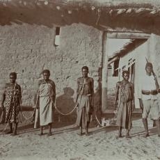 »Gefangene«, Deutsch-Ostafrika, o. J., Slg. Kurt Schwabe, Ethnologische Sammlung MNM