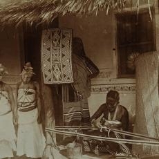 »Mattenflechterinnen«, Deutsch-Ostafrika, o. J., Slg. Kurt Schwabe, Ethnologische Sammlung MNM