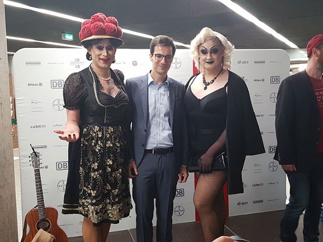 Vernissage, 16.10.2018, Oberbürgermeister Martin Horn mit Betty BBQ links und Dita Whip rechts (Foto: Helge Birke)
