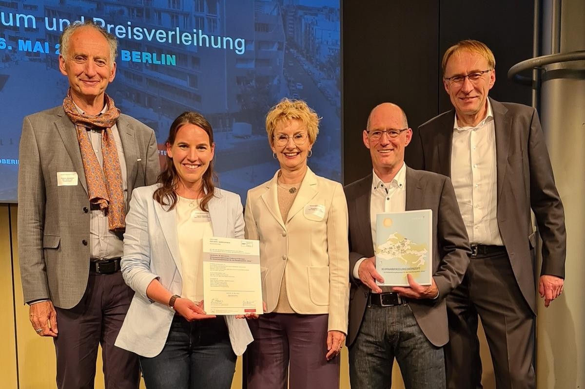 Gruppenbild mit zweiFrauen und drei Männern.