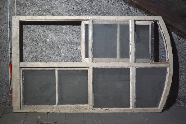 Farbaufnahme eines eingelagerten und restaurationsbedürftigen Fensters 