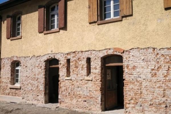 Gebäudesanierung Eingeschossige Wohnbebauung mit abgeschlagenem Putz im Erdgeschoss