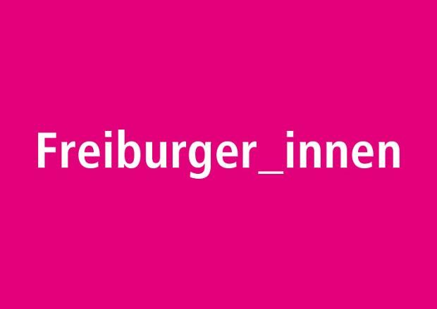 Pinke Postkarte mit Schriftzug "Freiburger_innen"