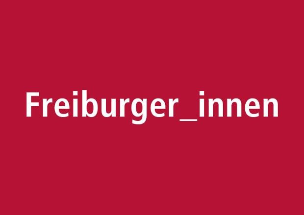 Rote Postkarte mit Schriftzug "Freiburger_innen"