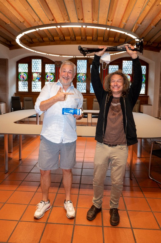 Foto mit Sponsor und Stadtradeln Gewinner im Freiburger Rathaus