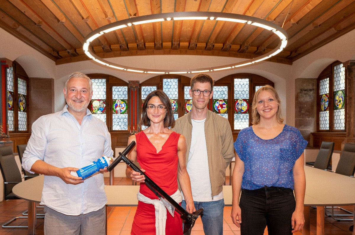 Foto mit Sponsor und Stadtradeln Gewinner im Freiburger Rathaus