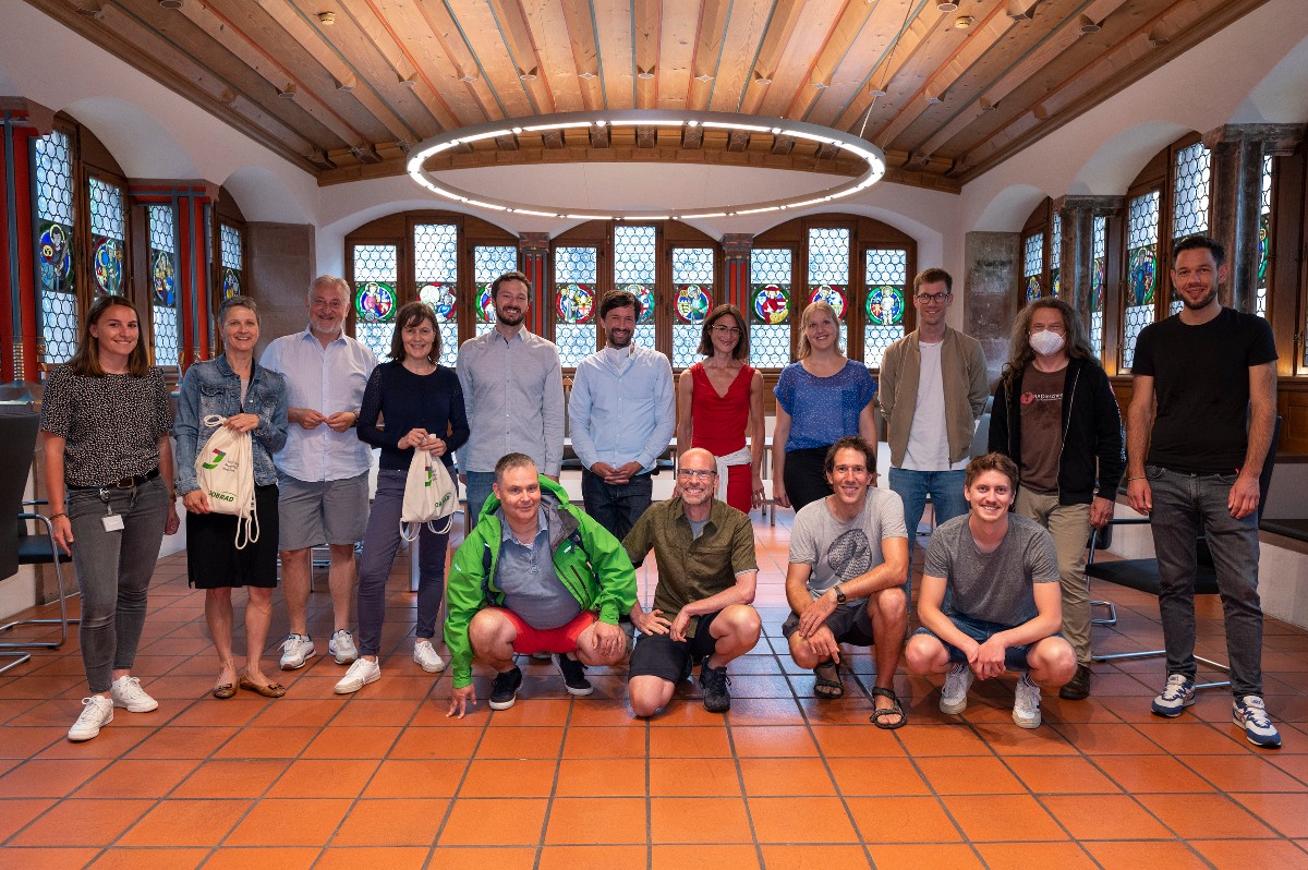 Gruppenfoto mit Sponsoren und Stadtradeln Gewinnerinnen im Freiburger Rathaus