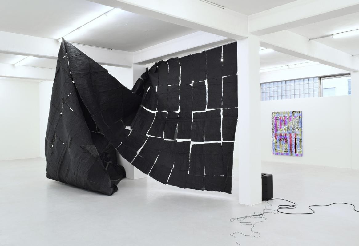 schwarzes raumgroßes Gebilde aus Seidenpapier und Olivennetz von Olga Jakob, , Kunstwerk von Christof John mit bunter Struktur