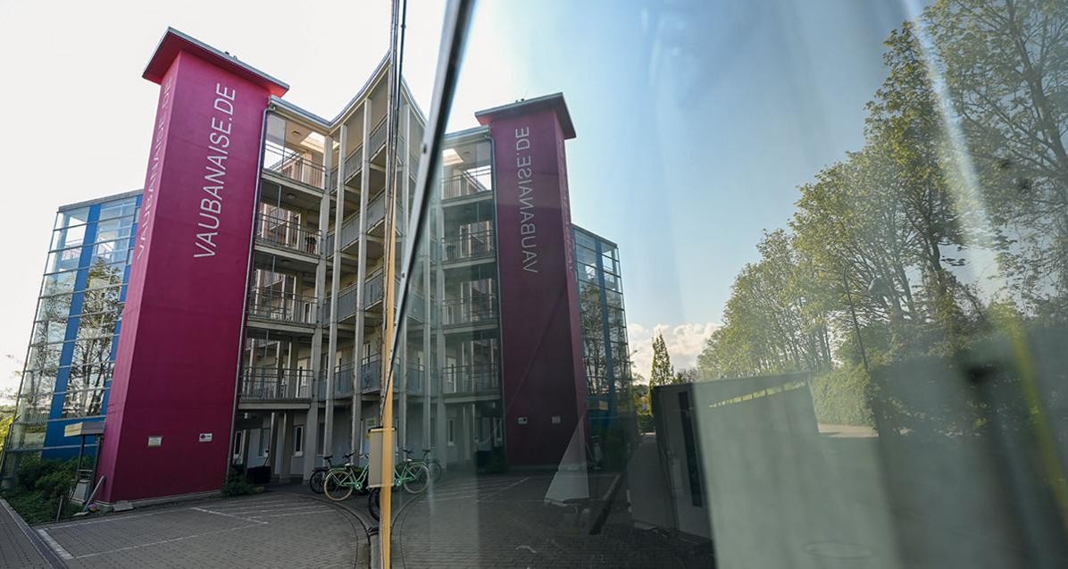 Neue Wohnformen / Kombination mit sozialer Infrastruktur: Vaubanaise eG – Vorbildliche Genossenschaft: Das sozial-inklusive Wohnprojektist ein Vorbild für gelebte Wohngenossenschafen in Freiburg. Es verbindet neben Wohn- und Lebensraum für Menschen verschiedenenAlters auch Wohnungen mit Unterstützungsbedarf. In der Erdgeschosszone sind zusätzlich soziale Einrichtungen vorhanden. Neue Wohnformen / Kombination mit sozialer Infrastruktur: Vaubanaise eG – Vorbildliche Genossenschaft: Das sozial-inklusive Wohnprojektist ein Vorbild für gelebte Wohngenossenschafen in Freiburg. Es verbindet neben Wohn- und Lebensraum für Menschen verschiedenenAlters auch Wohnungen mit Unterstützungsbedarf. In der Erdgeschosszone sind zusätzlich soziale Einrichtungen vorhanden.