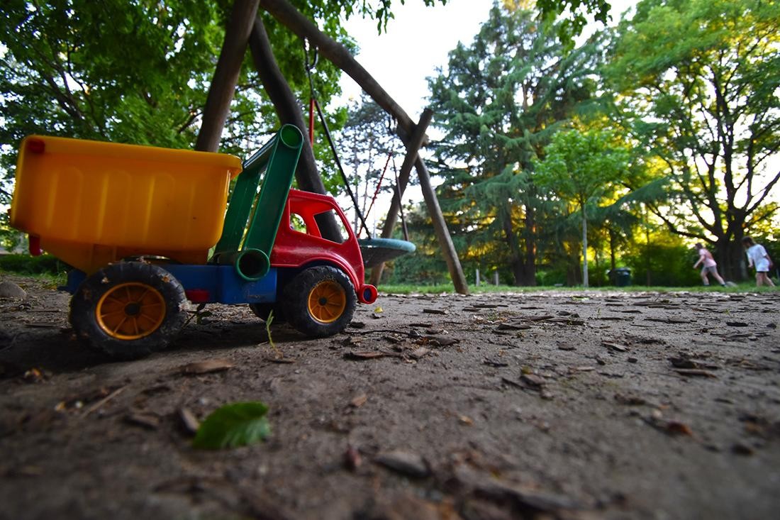 Spielzeuglastwagen steht auf einem Spielplatz