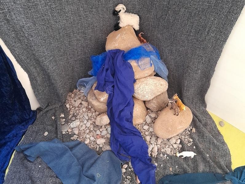 Verschiedene Steine sind zu einem steilen Berg aufeinander gestapelt.