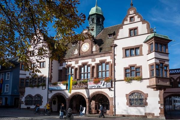 Das Innenstadt-Rathaus von vorne.