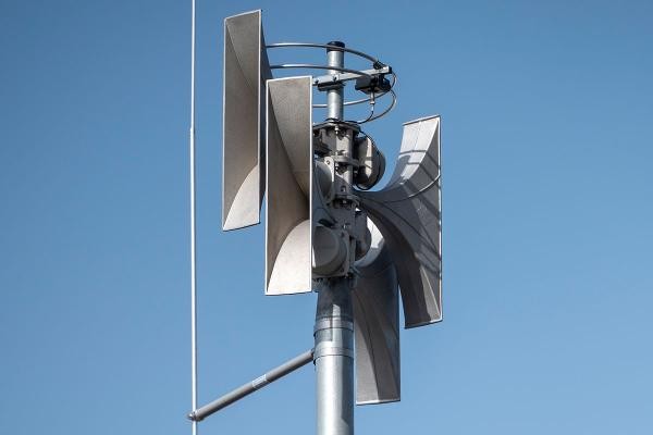 Große Sirene vor blauem Himmel