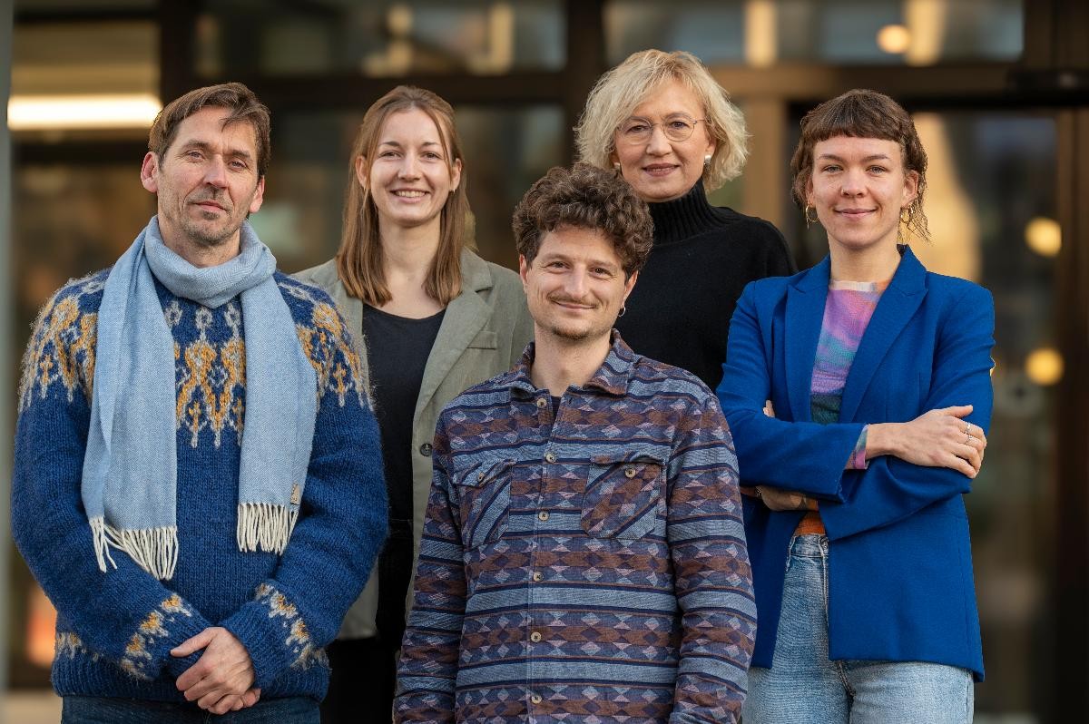 Das Team des Quartiersmanagements vor dem Rathaus im Stühlinger