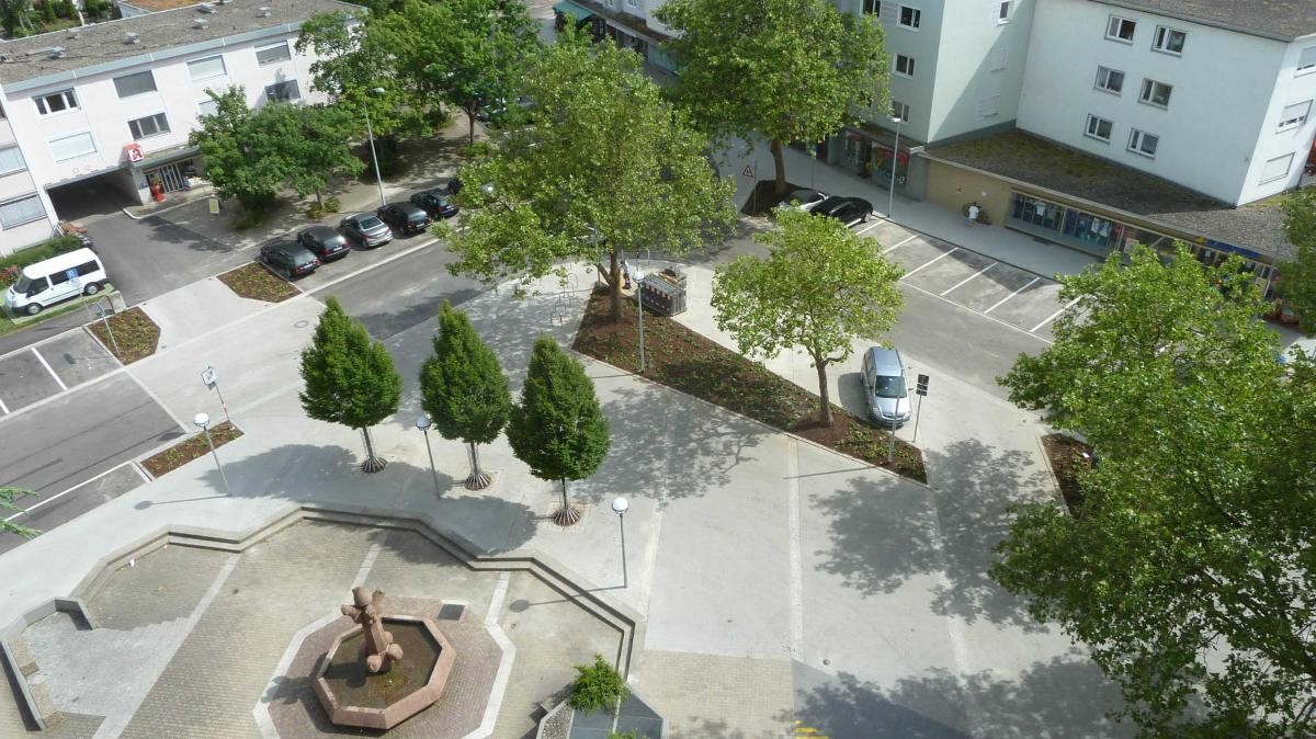 Straßenraum mit Fahrbahn, Parkflächen und Grünflächen nach der Umgestaltung Ug)