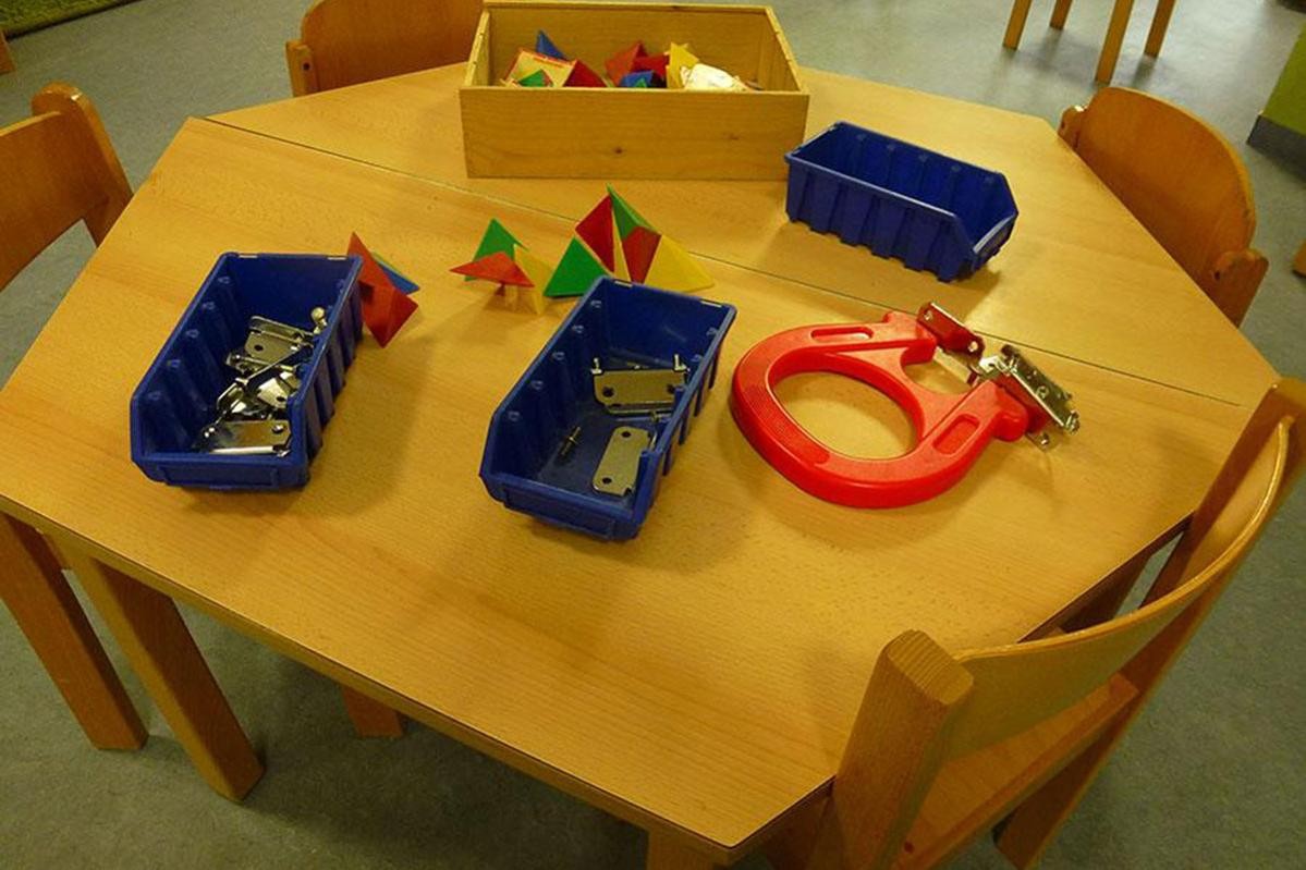 Kindertisch mit Werkzeug