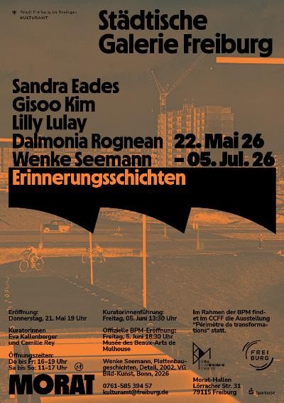 Plakat zur Ausstellung "Erinnerungsschichten". Im Hintergrund schemenhaft eine Fotografie einer Stadt.