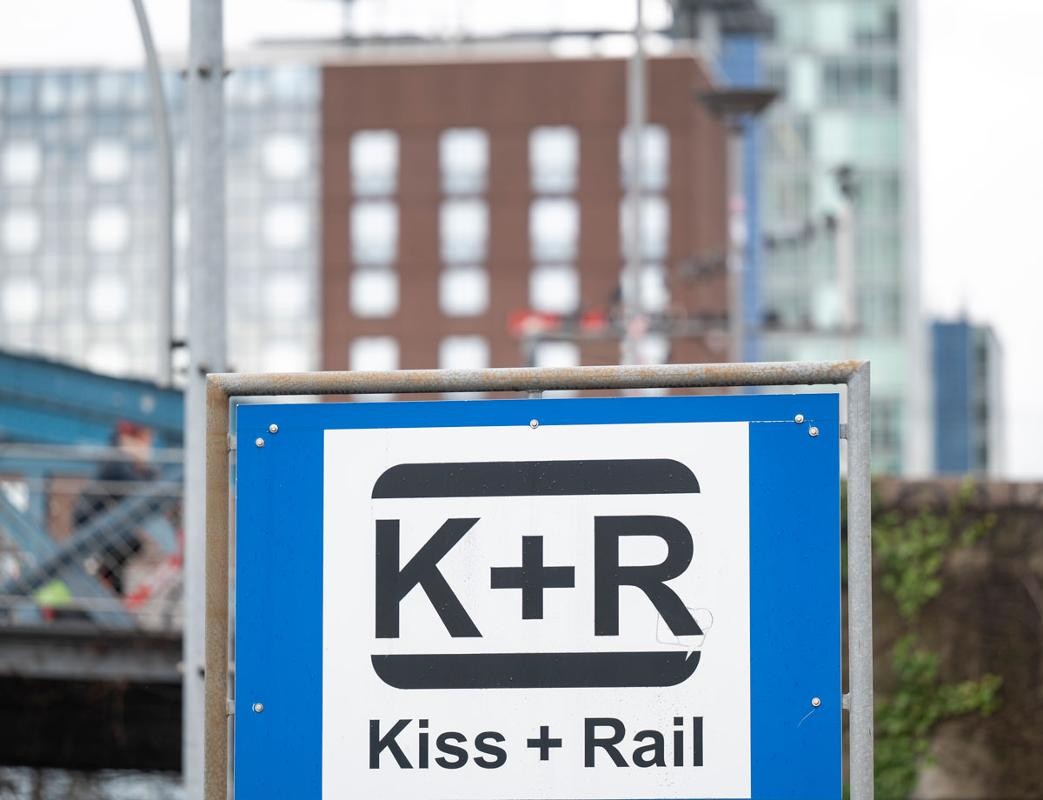 Kiss + Rail am Bahnhof