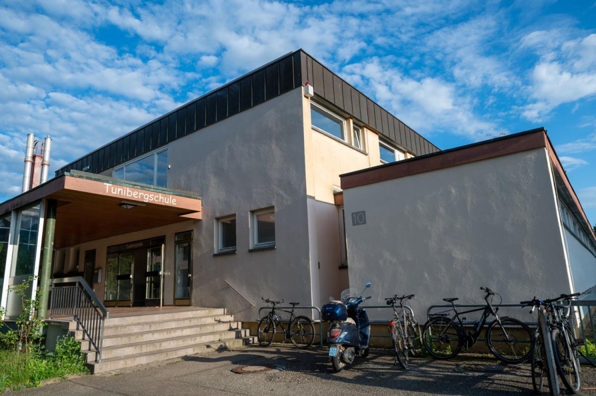 Frontalansicht Tunibergschule in Opfingen bei leicht bewölktem Himmel.