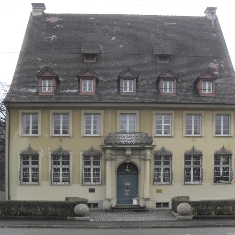 Das Haus Badische Heimat vor der Sanierung Das Haus Badische Heimat vor der Sanierung. Das Dach hat offenbar Renovierungsbedarf und die Fassade ist in einem verwaschenen Gelbton gestrichen.