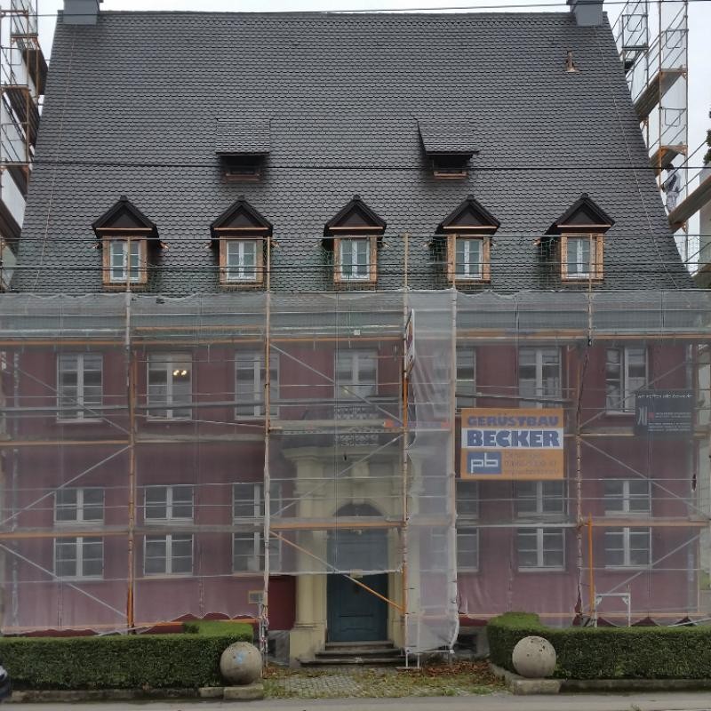 Das Haus Badische Heimat während der Sanierung Das Haus Badische Heimat wird renoviert. Die Fassade wird saniert. Das Haus ist von einem Gerüst umgeben.