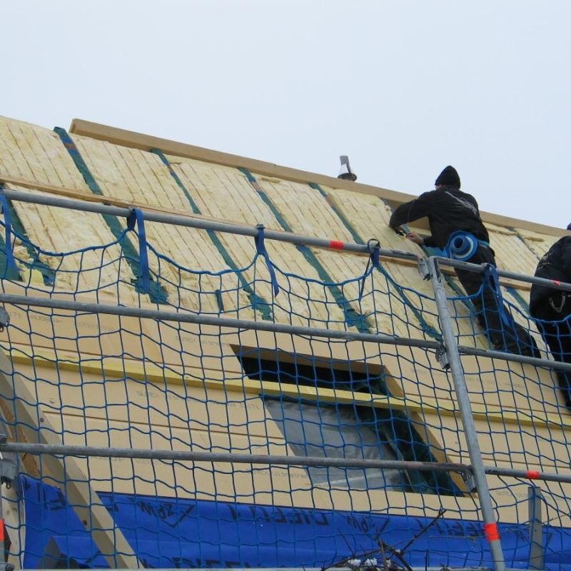 Handwerker beim Dachdecken Handwerker beim Dachdecken