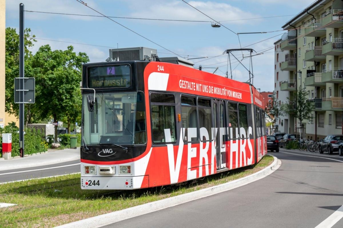 Die Stadtbahnlinie 2 fährt auf einer begrünten Schienenfläche